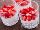 Рецепта Най-лесният крем за десерт със сирене маскарпоне, заквасена сметана, кондензирано мляко и ягоди в стъклени чаши